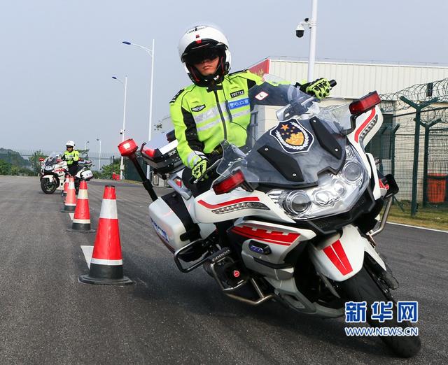 酷！廈門騎警新亮相 花式表演展示風(fēng)采 