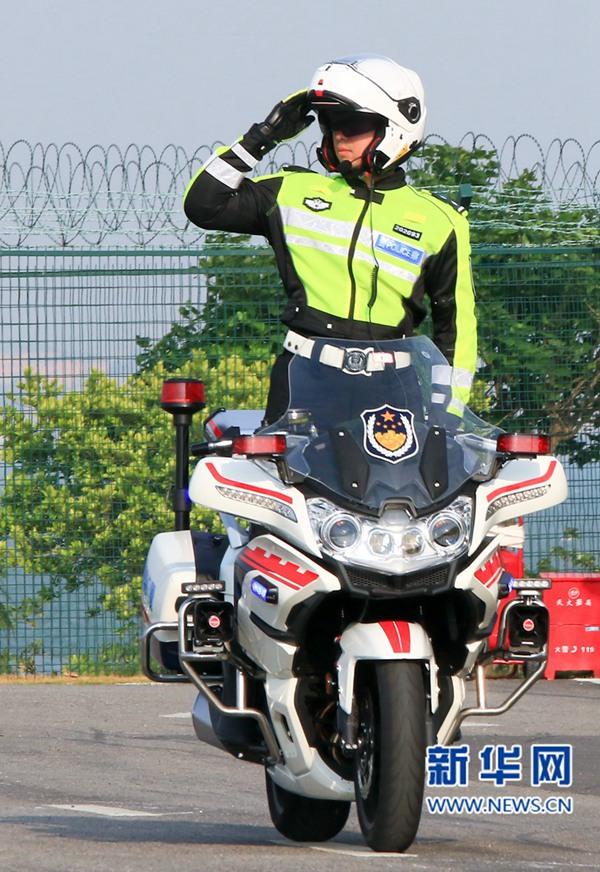 酷！廈門騎警新亮相 花式表演展示風(fēng)采 