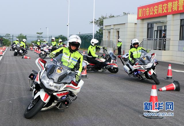 酷！廈門騎警新亮相 花式表演展示風(fēng)采 