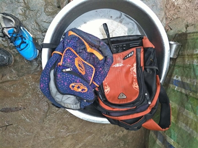 小城和小軍的書包