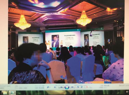 嫌犯在泰國(guó)組織的醫(yī)療說(shuō)明會(huì)現(xiàn)場(chǎng)。會(huì)場(chǎng)規(guī)模宏大、裝飾奢華，數(shù)以千計(jì)的來(lái)賓擠滿了宴會(huì)廳。