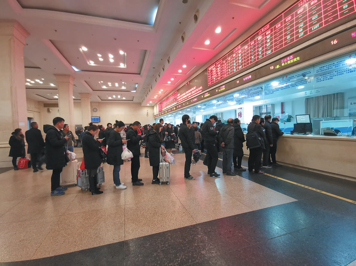 2018 年12 月22 日，武漢漢口火車站，旅客排隊購票。圖/視覺中國