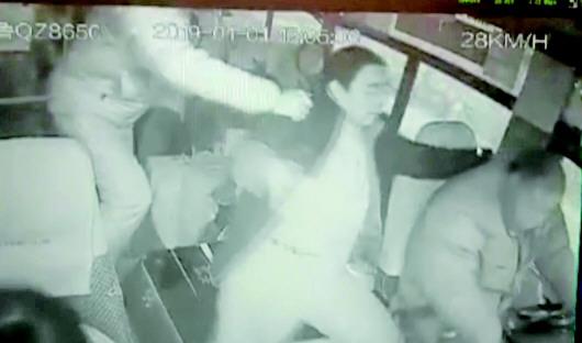 ◤高三學生徐海洋一把將醉酒男子從司機身邊拽開。（視頻截圖）