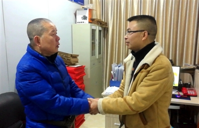  羅大爺（左）和鄭師傅握手言和