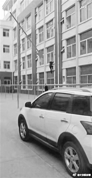 網傳學生為回宿舍爬墻（視頻截圖）