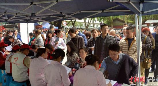 福建機(jī)關(guān)開(kāi)展獻(xiàn)血活動(dòng) 緩解血庫(kù)季節(jié)性缺血問(wèn)題