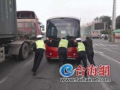 漳州一輛公交車拋錨堵路 交警與乘客合力推車