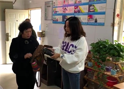 一個錢包的“幸運旅程” 女乘客公交上遺失8000多元失而復得