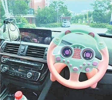 副駕駛裝玩具方向盤(pán) 網(wǎng)友：這種廣告豈能播