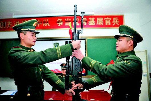 曬榮譽、交鋼槍、拍合影、包餃子…… 一名武警老兵退伍前的24小時