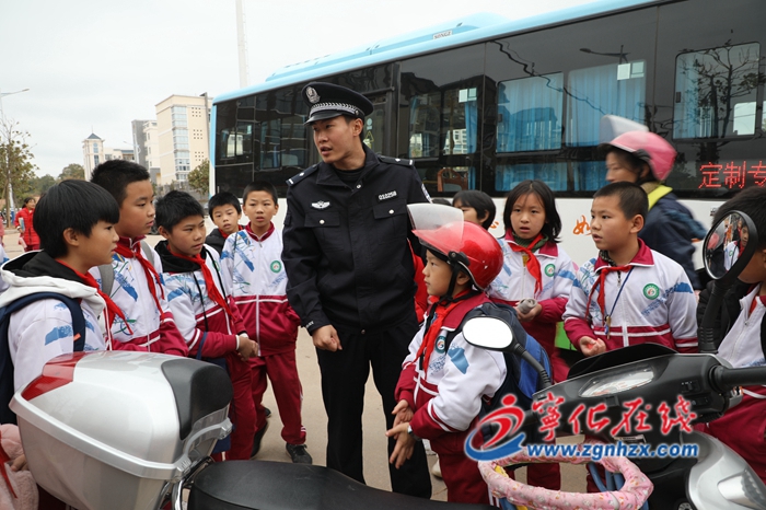 寧化城郊鎮(zhèn)開(kāi)展交通安全宣傳活動(dòng)