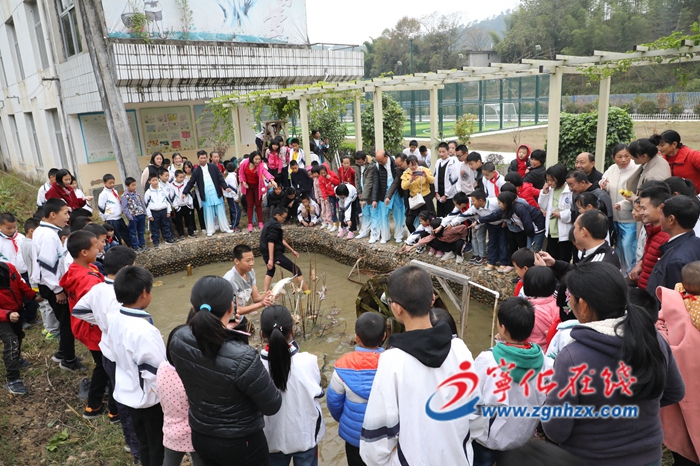 校長(zhǎng)和孩子們的“開(kāi)心農(nóng)場(chǎng)”