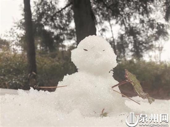 游客在九仙山上堆了一個小雪人（蔡惠山 莊麗祥 攝）