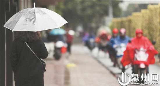 昨日泉州市區下了雨，下班路上冷冷的。（莊麗祥 攝）