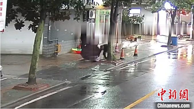 八旬老人不慎摔倒在地 路人、民警雨中“接力”守護