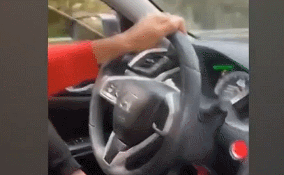 無證駕駛行拘15日！一男子邊喝酒邊開車視頻網(wǎng)絡(luò)上熱傳