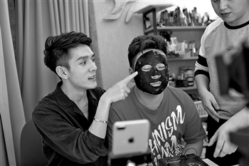 2019消費新亮點:網紅主播能帶貨 商家營銷新利器