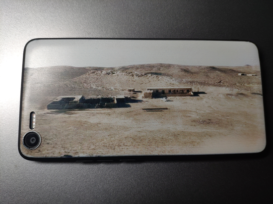  ?&nbsp;手機殼后蓋上打印著牧區老家的照片