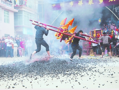 華安縣村民“踏火”迎新春 炭火四濺場面壯觀