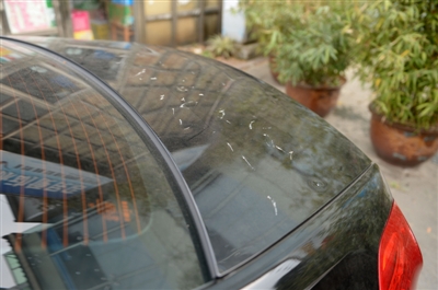  奔馳后備箱蓋有幾十道劃痕