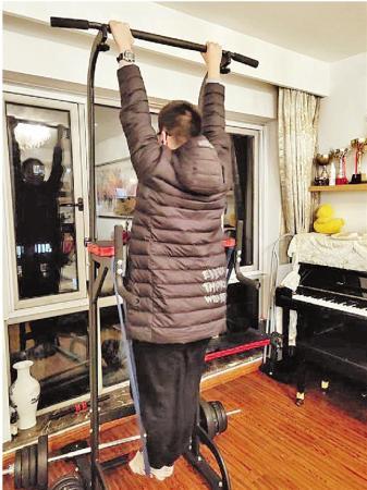 不少家長買了體育器械讓孩子在家里開練。