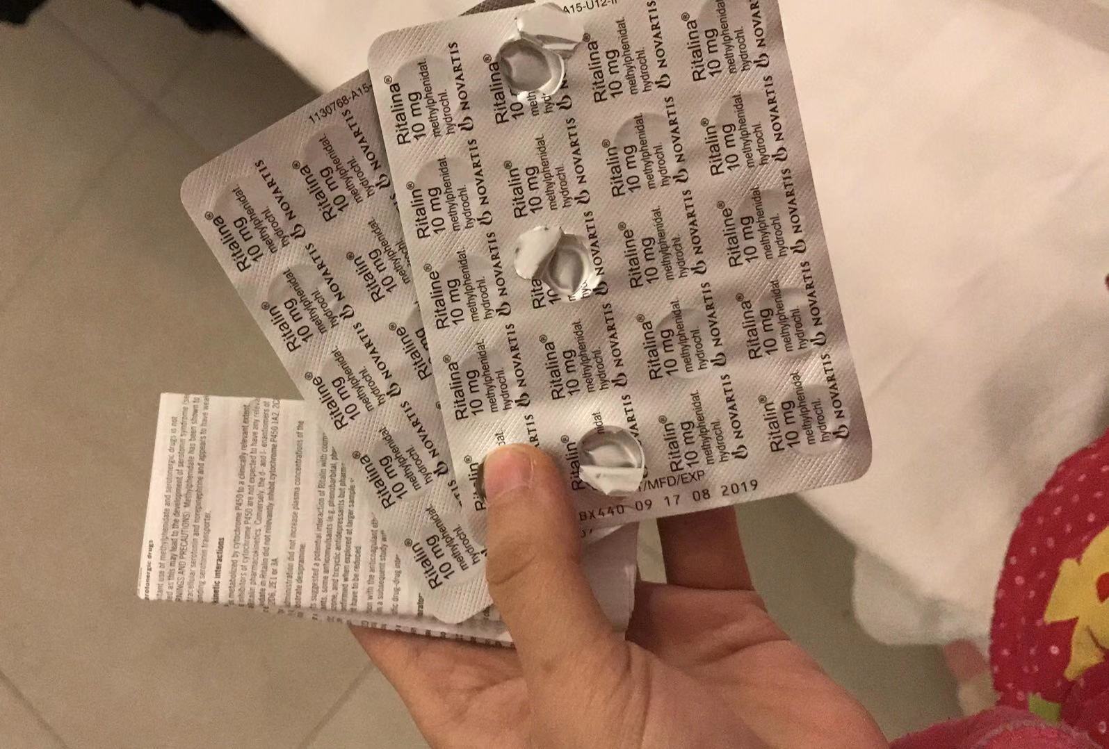 一名閑魚賣家向記者展示瑞士諾華生產的利他林。受訪者供圖