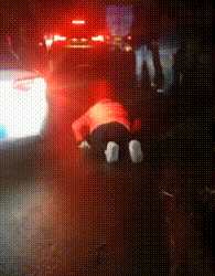 救護車被堵，受傷孩子母親跪地哭求