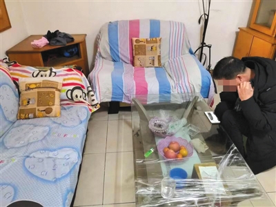 在傳銷窩點的這個沙發上，每天都會有一對一洗腦式座談，一旁的黑衣男子負責督導。