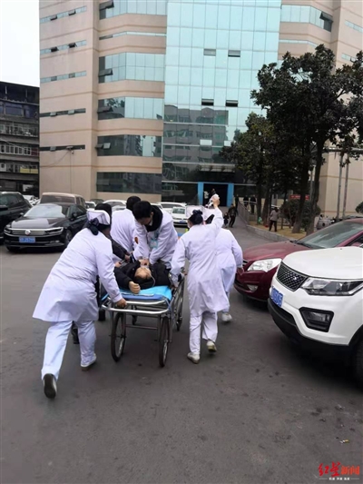 醫(yī)生跪在推車上搶救（視頻截圖）