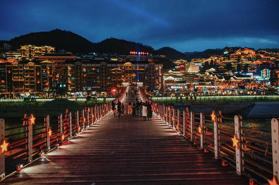 茅臺鎮夜景&nbsp; 圖/新京報記者 鄭新洽