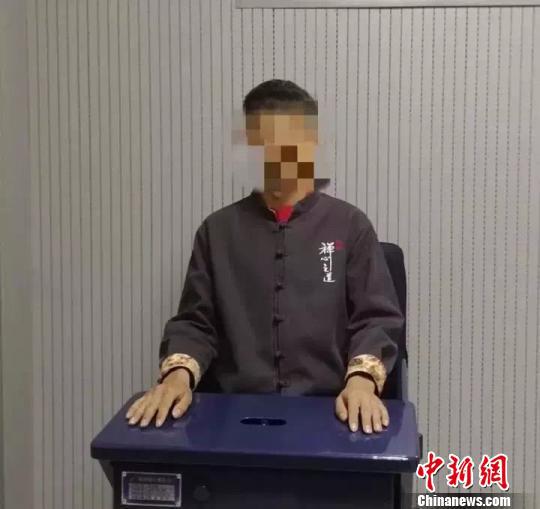 男子穿“義薄云天”鞋子被警察盯上。公安提供