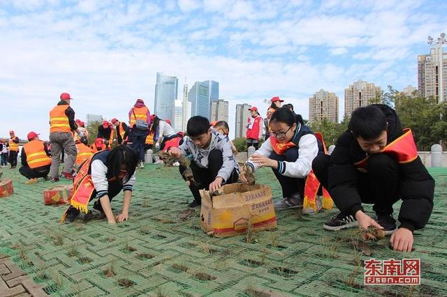 閩江公園舉辦植樹節活動 200多人“插秧”打造綠色生態江岸 