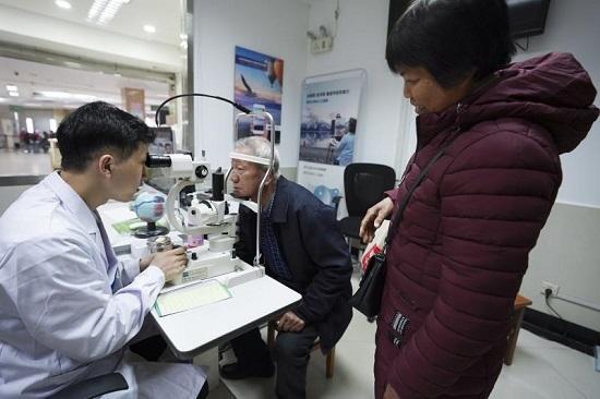 福州閩清“光明扶貧”進村 尿毒癥依伯重獲光明 