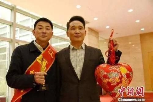 孫勝榮（右一）和恩人張愛民