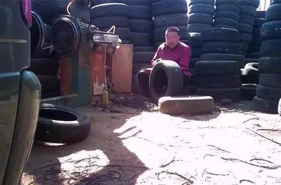  ?“輪胎超市”內，翻新舊胎的人員很警覺