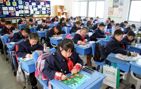 　有委員建議，中小學適當延長在校時間，適當保留競爭機制，限制針對中小學生的各類培訓機構。視覺中國 圖