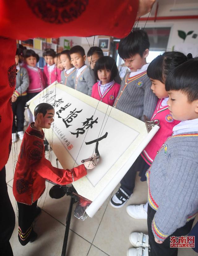 木偶會寫字:提線木偶表演走進連城幼兒園