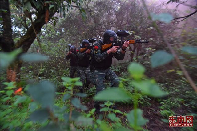 “魔鬼周”極限訓(xùn)練 上百名特戰(zhàn)官兵上演真人版“吃雞” 