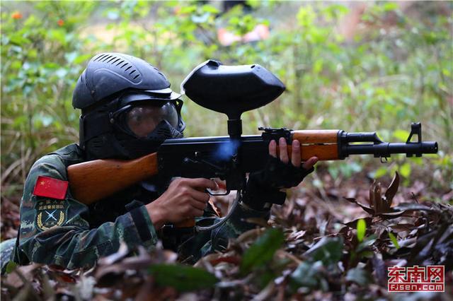 “魔鬼周”極限訓(xùn)練 上百名特戰(zhàn)官兵上演真人版“吃雞” 