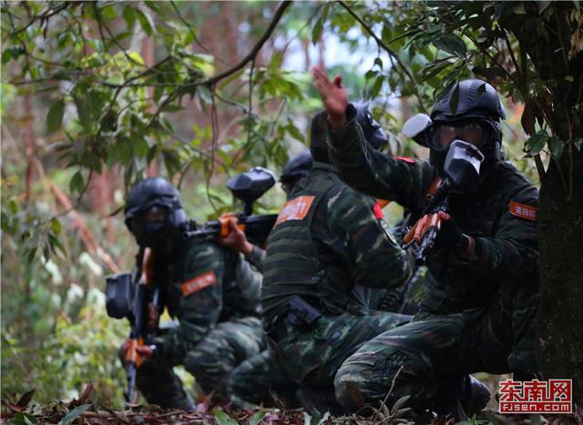 “魔鬼周”極限訓(xùn)練 上百名特戰(zhàn)官兵上演真人版“吃雞” 