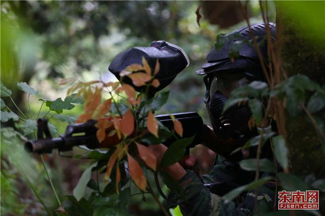 “魔鬼周”極限訓(xùn)練 上百名特戰(zhàn)官兵上演真人版“吃雞” 