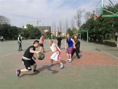 在球場上，75歲的馮躍恒防守積極