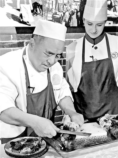 艾廣富（左）示范片鴨技術