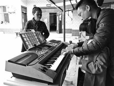 老師在小蕓家中上音樂課