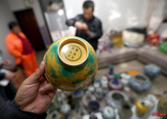 ▲吳超（化名）給紅星記者看花瓶后的假印章