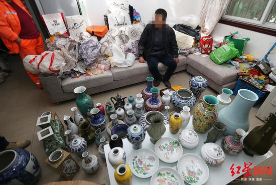 ▲看著一屋子的假古董，吳超（化名）欲哭無淚