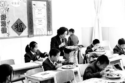 二十中附校魯愛茹校長進班和孩子們一起就餐