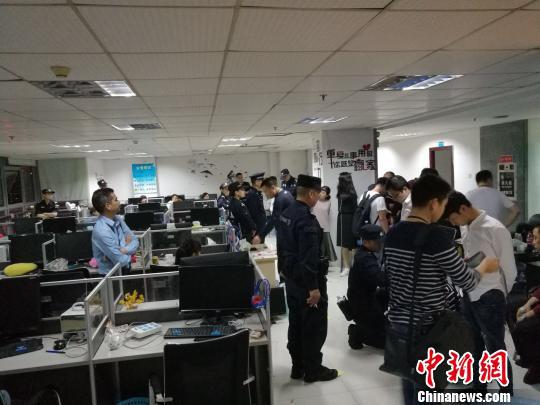 資料圖：警方破獲虛假期貨交易平臺詐騙案現場。 圖片來源：中新網