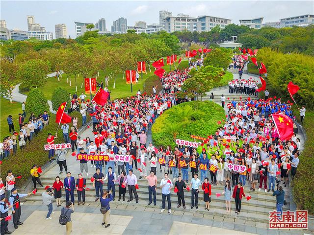 廈門：千人快閃，唱響《我和我的祖國》