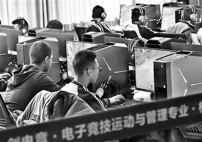 圖三：去年11月，烏魯木齊的一家學(xué)校開設(shè)電競專業(yè) 供圖/視覺中國